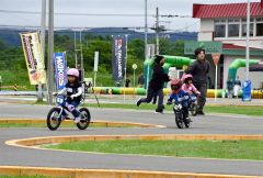 教習所ならではのコース駆ける　幕別自動車学校でミニバイクレース