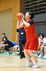 ３点シュートを狙う帯大谷女子の佐々木つづこ