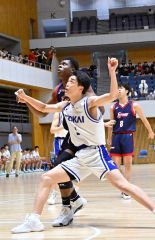 リバウンドを狙う東海大札幌男子の水戸部佑宇（帯南町中出身、手前）