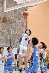 シュートを打つ帯農男子の久保永遠