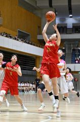 シュートを放つ帯大谷女子の佐々木碧