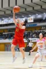 レイアップシュートを放つ帯大谷女子の畠山心菜