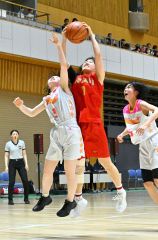リバウンドを奪う帯大谷女子の折笠瑠南（赤色ユニホーム）