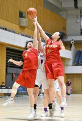 リバウンドを取り合う帯大谷女子の折笠瑠南（左）と原杏名（右）