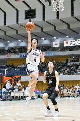 シュートを放つ白樺学園男子の中西英大