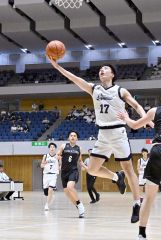 シュートを放つ白樺学園男子の佐々木晃太