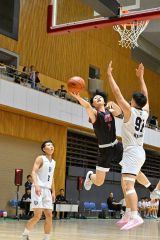 シュートを放つ帯大谷男子の山口流加