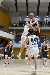 シュートを放つ帯大谷男子の高田頼季