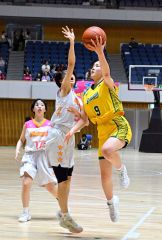 白樺学園女子の郷柚奈（黄色ユニホーム）