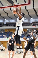 【男子決勝リーグ・白樺学園―駒大苫小牧】両手でダンクをたたき込む白樺学園のエマニュエル・デイビッド（白ユニホーム）