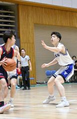ディフェンスをする東海大札幌男子の袴田京介（豊頃中出身、右）