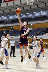 レイアップシュートを決める白樺学園男子の岩井陽斗