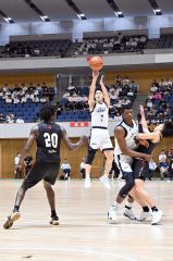 シュートを放つ白樺学園男子の齊藤煌空