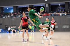 【女子決勝・帯三条―札幌北陵】後半１７分、倒れ込みながら小室萌愛（３年）が左サイドからゴールを決めて１１－１６とする