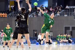 【女子決勝・帯三条―札幌北陵】後半１６分、松井花怜（２年）が強烈なシュートを放ち１０－１６とする