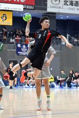 【男子準決勝・帯三条―札幌静修】後半１４分、速攻から川原徹平（３年）がシュートを放ち１９―２６と追い上げる