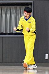 【男子準決勝・帯三条―札幌静修】相手のシュートをセーブしてガッツポーズを決めるＧＫ磯貝春陽（２年）