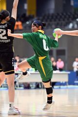 【女子決勝・帯三条―札幌北陵】後半２８分、ディフェンスをかわして反町七瀬（２年）がゴールを決め１７－１８と１点差に詰め寄る