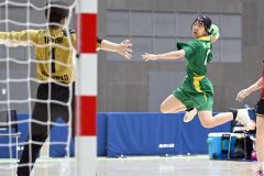 【女子決勝・帯三条―札幌北陵】後半１８分、右サイドから山川咲希がシュートを放ち１２－１６と追い上げる