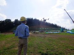 宮坂建設工業が熱中症対策として活用する遮光ネットや赤外線カメラ（宮坂建設工業提供）
