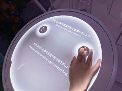 来場者の夢を天井に浮かび上がらせる専用の電子端末