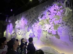 シンガポールの風景を示すアート作品が展示されている館内