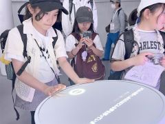 専用の電子端末に、自身の「夢」のを文字を描く上士幌小児童