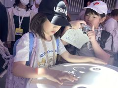 専用の電子端末に、自身の「夢」のを文字を描く児童