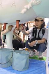 牛の模型を使った乳搾り体験も人気だった