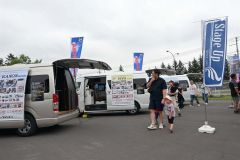 軽自動車ベースから大型トレーラータイプなど幅広いキャンピングカーを取りそろえるイベント会場（２１日午前１１時ごろ）
