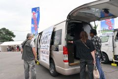 軽自動車ベースから大型トレーラータイプなど幅広いキャンピングカーを取りそろえるイベント会場（２１日午前１１時ごろ）