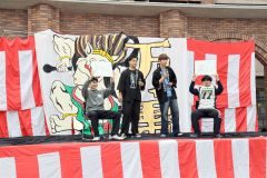ステージで出店を紹介する学生（長尾悦郎通信員撮影）