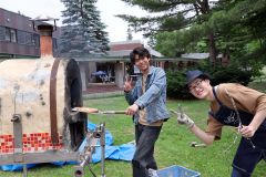 石窯ピザを販売する学生（長尾悦郎通信員撮影）