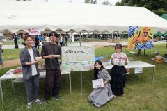 森づくりサークルの出店、ザリガニのみそ汁とコロッケを販売するザリガニ食堂（長尾悦郎通信員撮影）