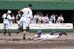 【Ｂブロック１回戦・本別―芽室】本別は１回、無死三塁で暴投の間に三走の石丸大吾が本塁に生還し先制する（須貝拓也撮影）