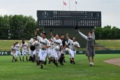 【Ｂブロック１回戦・本別―芽室】６回コールド勝ちを決めた芽室ナインが整列後、応援席の声援にこぶしを挙げて応える（須貝拓也撮影）