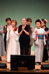 （前列中央）竹山会長を含めてフィナーレを歌う出演者たち