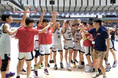 男子決勝リーグで旭川志峯を下し、インターハイ出場を決め、喜びに沸く白樺学園の選手たち（金野和彦撮影）