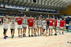 男子決勝リーグで旭川志峯を下し、インターハイ出場を決め、スタンドの保護者や仲間たちに手を振る白樺学園の選手たち（金野和彦撮影）