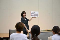 読み聞かせの魅力を語り、ページのめくりかたなど実演した水野さん