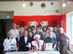 １００歳を祝う加藤さんと家族、職員、入居者ら