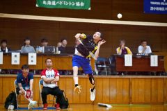 【男子個人戦シングルス南・北北海道決勝】札幌龍谷戦の第２ゲーム、スマッシュをたたき込む帯大谷の小川颯菜（金野和彦撮影）