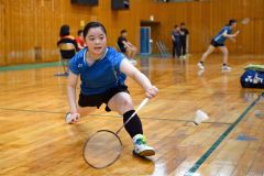 【女子北北海道個人戦シングルス・準決勝】旭川商戦の第２ゲーム、ネット際に落ちるシャトルに食らい付く旭川実の熊谷彩月（帯南町中出）＝金野和彦撮影
