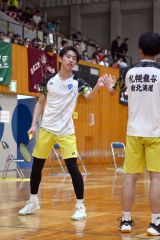 【男子南北北海道個人戦ダブルス・決勝】帯大谷戦の第１ゲーム、ポイントを奪いタッチを交わす佐藤杏介（左、帯一中出）＝金野和彦撮影