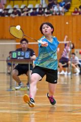 【女子北北海道個人戦シングルス・準々決勝】旭川商戦の第１ゲーム、相手のサーブを打ち返す、本別の矢藤秋穂（金野和彦撮影）