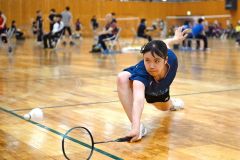 【女子北北海道個人戦シングルス・準々決勝】北見藤戦の第１ゲーム、シャトルに食らい付く帯緑陽の横山奈都美（金野和彦撮影）
