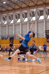 【女子北北海道個人戦シングルス・準々決勝】旭川実戦の第２ゲーム、シャトルを打ち返す帯北の中鉢優空（金野和彦撮影）
