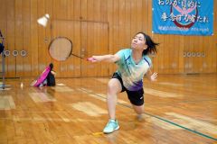 【女子北北海道個人戦シングルス・準々決勝】旭川実戦の第１ゲーム、シャトルを打ち返す帯三条の内田千智（金野和彦撮影）