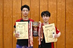 男子個人戦ダブルスで全道優勝をした帯大谷の木村友翔（左）と竹村怜斗（金野和彦撮影）