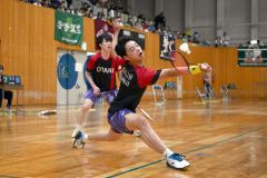 【男子個人戦ダブルス南・北北海道決勝】札幌龍谷戦の第２ゲーム、果敢打ち返す帯大谷の木村友翔（手前）。後方は竹村怜斗（金野和彦撮影）